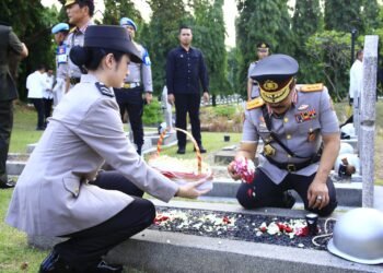 Jelang HUT Bhayangkara Ke-78, Jajaran Mabes Polri Ziarah ke TMP Kalibata