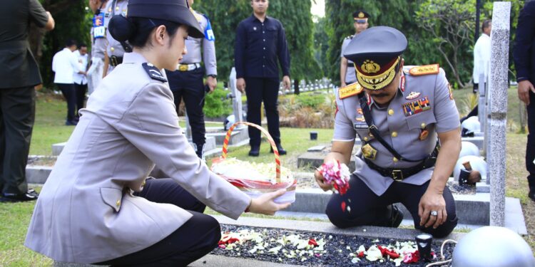 Jelang HUT Bhayangkara Ke-78, Jajaran Mabes Polri Ziarah ke TMP Kalibata