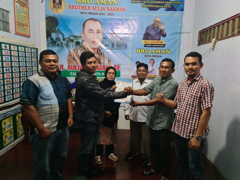 Ardian Denny Kordinator Relawan dan Media Centre Aman menerima secara simbolis susunan pengurus Bro Aman, di posko relawan bro Aman Jl Perwira III Sunggal, Medan (29/06).