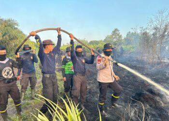 Waspada Karhutla, Himbauan Personil Ditsamapta Polda Kalbar Kepada Warga Masyarakat Rasau Jaya Kalimantan Barat