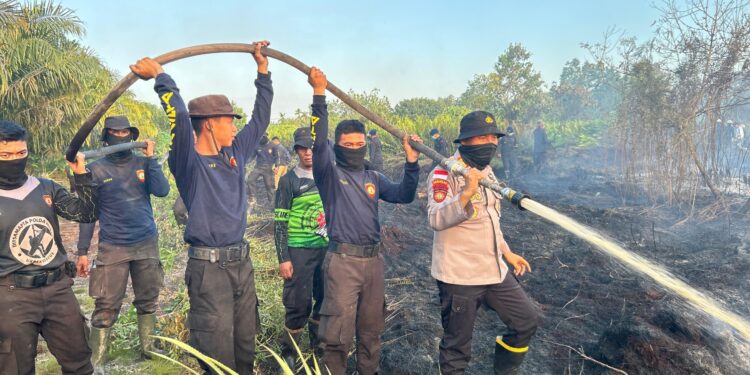 Waspada Karhutla, Himbauan Personil Ditsamapta Polda Kalbar Kepada Warga Masyarakat Rasau Jaya Kalimantan Barat