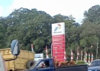 Gara Gara Banyaknya Mobil Grandong Yang Antri Di SPBU 6477602,Nanyak Mobil Motor Pribadi Tak Bisa Mengisi Minyak,Mohon BPH Migas Tindak Tegas SPBU Yang Melanggar