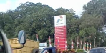 Gara Gara Banyaknya Mobil Grandong Yang Antri Di SPBU 6477602,Nanyak Mobil Motor Pribadi Tak Bisa Mengisi Minyak,Mohon BPH Migas Tindak Tegas SPBU Yang Melanggar