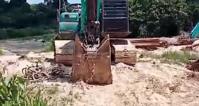 Terindikasi Digunakan Untuk PETI Di Lahan Gambut, Keberadaan Tiga Unit Alat Berat Resmi Dilaporkan Ke Polres Kapuas Hulu