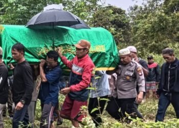 Patut Di Acungi Jempol, AIPTU Yanto Bantu Pemakaman Warga