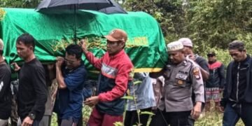 Patut Di Acungi Jempol, AIPTU Yanto Bantu Pemakaman Warga