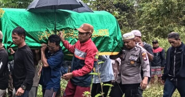 Patut Di Acungi Jempol, AIPTU Yanto Bantu Pemakaman Warga