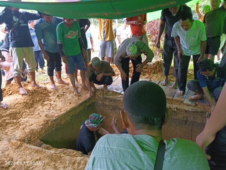 Patut Di Acungi Jempol, AIPTU Yanto Bantu Pemakaman Warga