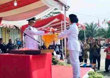 Camat Pinggir Zama Rico Dakanahay Sebagai Irup Pimpin Upacara Pengibaran Bendera Merah Putih