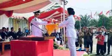 Camat Pinggir Zama Rico Dakanahay Sebagai Irup Pimpin Upacara Pengibaran Bendera Merah Putih