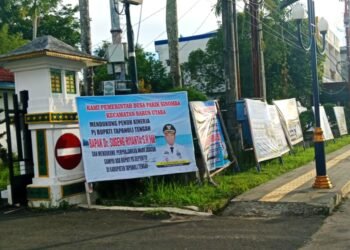 Rekomendasi DPRD Tapteng Dinilai Tidak Beralasan, Puluhan Papan Bunga Dukung Kinerja Pj. Bupati
