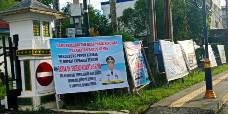 Rekomendasi DPRD Tapteng Dinilai Tidak Beralasan, Puluhan Papan Bunga Dukung Kinerja Pj. Bupati