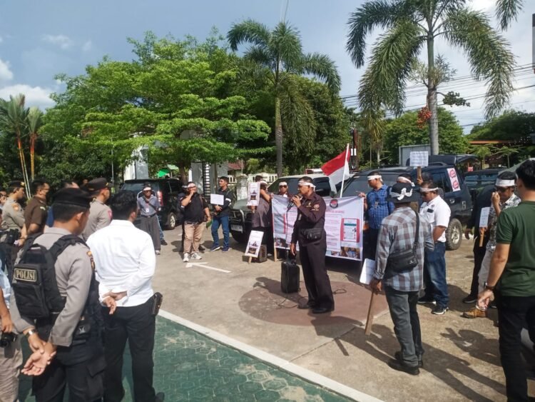 Wartawan dan NGO Demo Kejaksaan Negeri Ketapang Sampaikan Ini