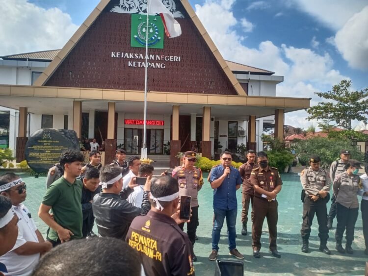 Wartawan dan NGO Demo Kejaksaan Negeri Ketapang Sampaikan Ini