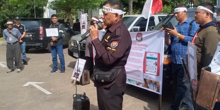 Wartawan dan NGO Demo Kejaksaan Negeri Ketapang Sampaikan Ini