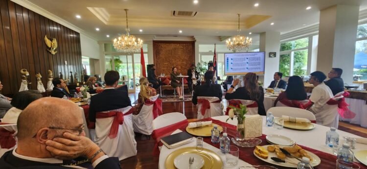 Staf Khusus Kemenhan RI Letkol TNI Dr.Lenis Kogoya S.T.H M.Hum Kembali Kunjunggi Negara Tetangga, Kali ini Negara Australi dengan Misi Netralisir Isu Tentang Papua dan Memperkenalkan Papua Ke Negara Negara Di Dunia
