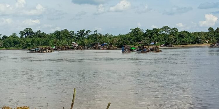 Diduga Polsek Sepauk Ternak Kegiatan PETI Disungai Kapuas