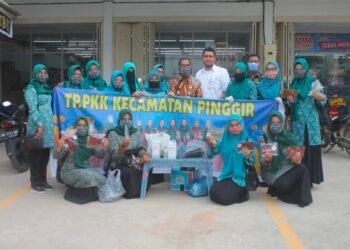 TP PKK Kecamatan Pinggir Bersama Pemerintah Kecamatan Bagikan Seribu Masker di Lingkungan Pasar Pinggir dan Jalan Lintas Pinggir