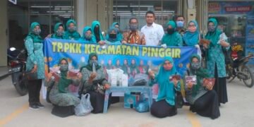 TP PKK Kecamatan Pinggir Bersama Pemerintah Kecamatan Bagikan Seribu Masker di Lingkungan Pasar Pinggir dan Jalan Lintas Pinggir