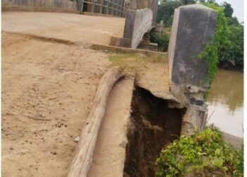 Diduga Asal-asalan !! Proyek Jembatan Sungai Kuala Buayan Kalbar Baru Seumur Jagung Mengalami Rusak Parah