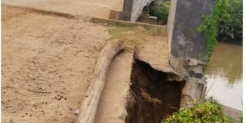 Diduga Asal-asalan !! Proyek Jembatan Sungai Kuala Buayan Kalbar Baru Seumur Jagung Mengalami Rusak Parah