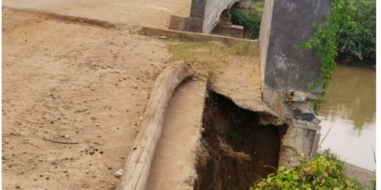 Diduga Asal-asalan !! Proyek Jembatan Sungai Kuala Buayan Kalbar Baru Seumur Jagung Mengalami Rusak Parah