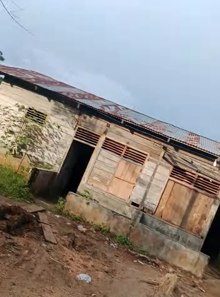 Rumah Tua Di Simirik Disinyalir Dijadikan Gudang Penimbunan BBM Subsidi, Penjaga Gudang Ngaku Milik Seorang Oknum Aparat !