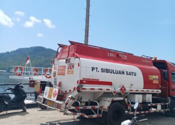 Tanki Bermuatan Solar Subsidi Isi Bahan Bakar Kapal Komersial Wira Fast 9 di Pelabuhan ASDP Sibolga