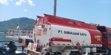 Tanki Bermuatan Solar Subsidi Isi Bahan Bakar Kapal Komersial Wira Fast 9 di Pelabuhan ASDP Sibolga