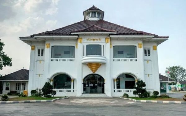 Kecaman Warga Tambun Selatan terhadap Pengelolaan Gedung Juang. Warga Hendak foto prewedding Di Peras 1 Juta