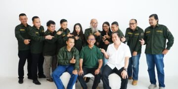 Dr. Fetrus dan Valentino bersama Tim FA. 23 Forum Pemuda Kalimantan Barat