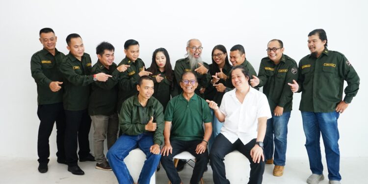 Dr. Fetrus dan Valentino bersama Tim FA. 23 Forum Pemuda Kalimantan Barat
