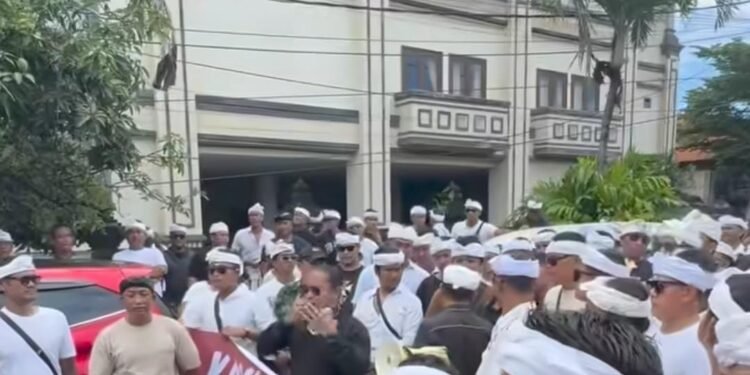 Kasus Sopir Ngamuk di Jimbaran Memanas: Saling Lapor, 25 Pengacara Dampingi Tersangka, Ribuan Warga Beri Dukungan!