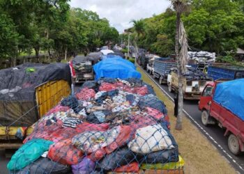 Ratusan Truk Sampah “Kepung” Kantor Gubernur Bali: Protes Penutupan TPA Suwung Memanas!