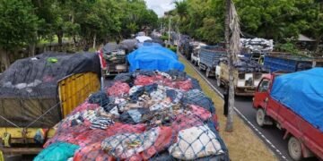 Ratusan Truk Sampah “Kepung” Kantor Gubernur Bali: Protes Penutupan TPA Suwung Memanas!